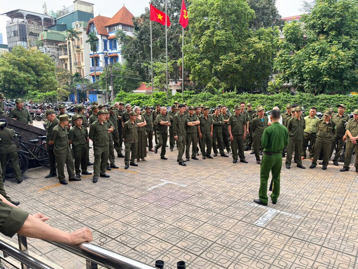 Phường Đống Đa tổ chức huấn luyện nghiệp vụ phòng cháy, chữa cháy và cứu nạn, cứu hộ cho lực lượng tham gia bảo vệ ANTT ở cơ sở- Ảnh 1.