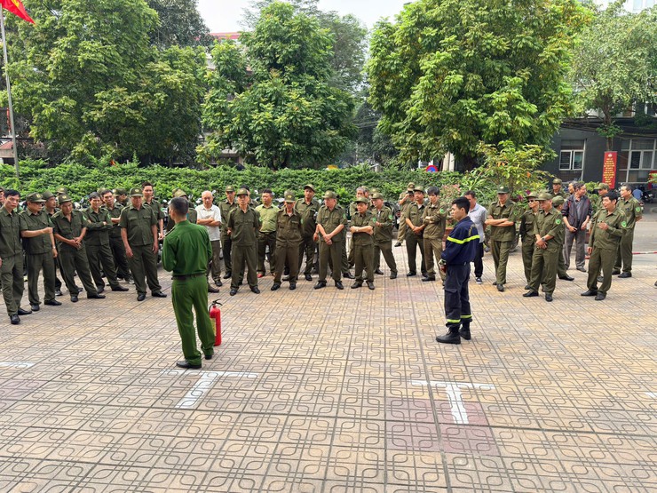 Phường Đống Đa tổ chức huấn luyện nghiệp vụ phòng cháy, chữa cháy và cứu nạn, cứu hộ cho lực lượng tham gia bảo vệ ANTT ở cơ sở- Ảnh 4.