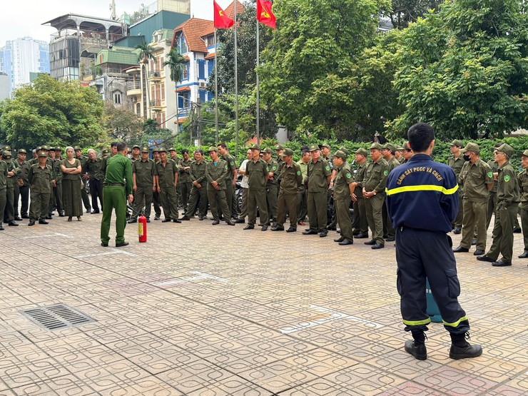 Phường Đống Đa tổ chức huấn luyện nghiệp vụ phòng cháy, chữa cháy và cứu nạn, cứu hộ cho lực lượng tham gia bảo vệ ANTT ở cơ sở- Ảnh 5.