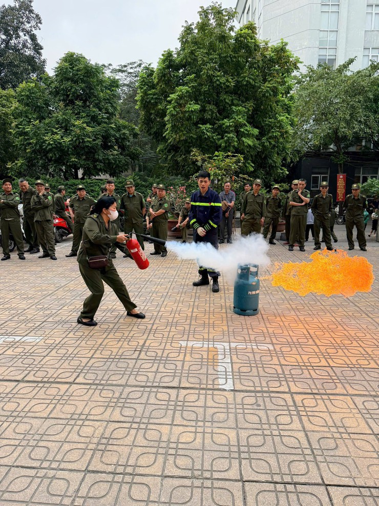 Phường Đống Đa tổ chức huấn luyện nghiệp vụ phòng cháy, chữa cháy và cứu nạn, cứu hộ cho lực lượng tham gia bảo vệ ANTT ở cơ sở- Ảnh 2.
