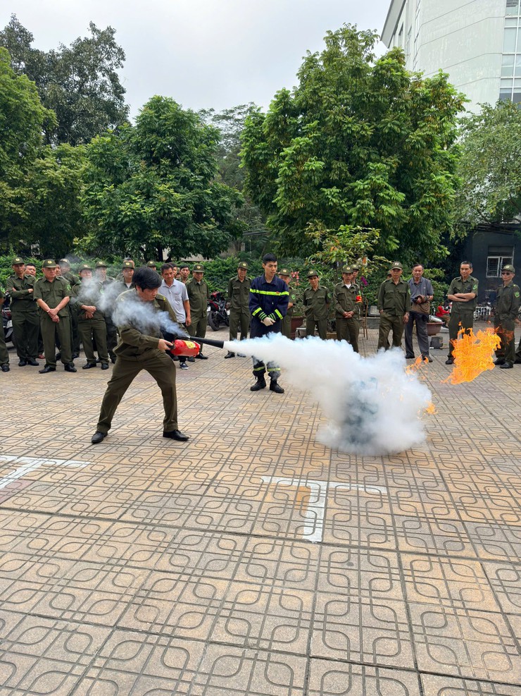 Phường Đống Đa tổ chức huấn luyện nghiệp vụ phòng cháy, chữa cháy và cứu nạn, cứu hộ cho lực lượng tham gia bảo vệ ANTT ở cơ sở- Ảnh 3.