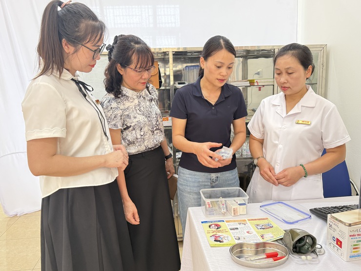 Chủ động phòng bệnh tay chân miệng từ sớm, từ xa tại các trường học- Ảnh 2.