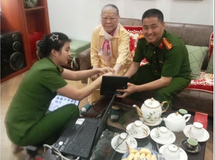Công an phường Long Biên tận tình hỗ trợ cấp Căn cước tại nhà cho người già yếu- Ảnh 2.
