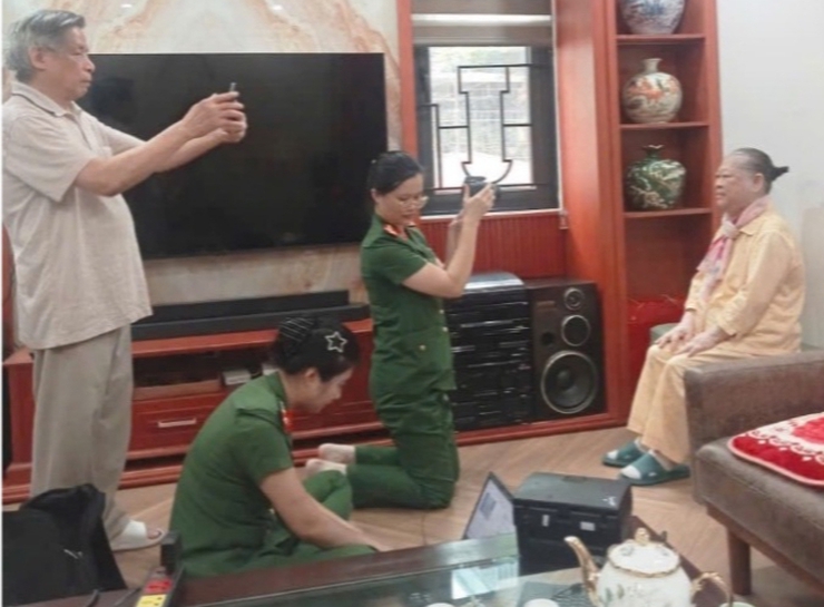 Công an phường Long Biên tận tình hỗ trợ cấp Căn cước tại nhà cho người già yếu- Ảnh 3.