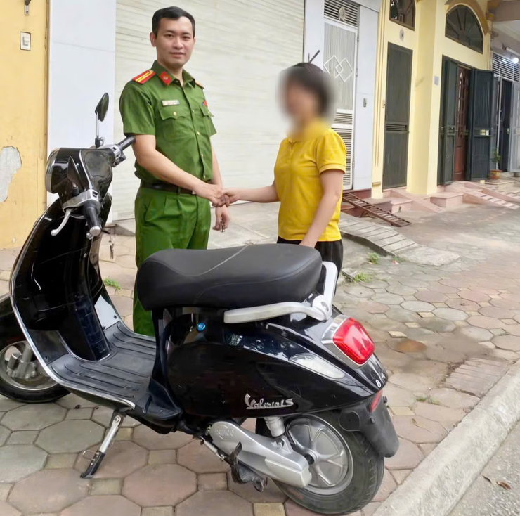 Công an phường Long Biên nhanh chóng thu hồi, trao trả tài sản cho người bị hại- Ảnh 1.