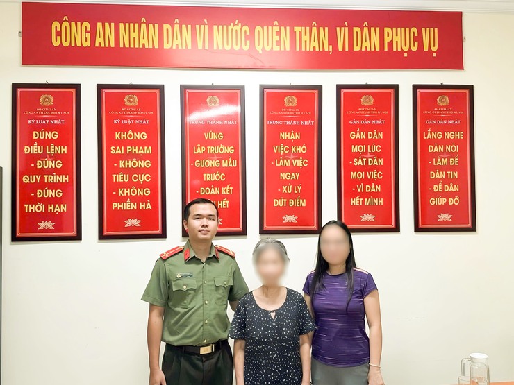 Công an phường Hoàn Kiếm kịp thời hỗ trợ cụ bà lạc đường trở về với gia đình
- Ảnh 1.