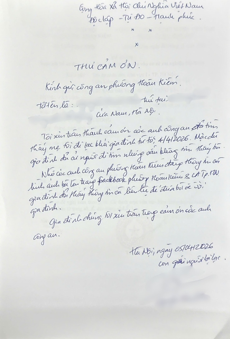 Công an phường Hoàn Kiếm kịp thời hỗ trợ cụ bà lạc đường trở về với gia đình
- Ảnh 2.