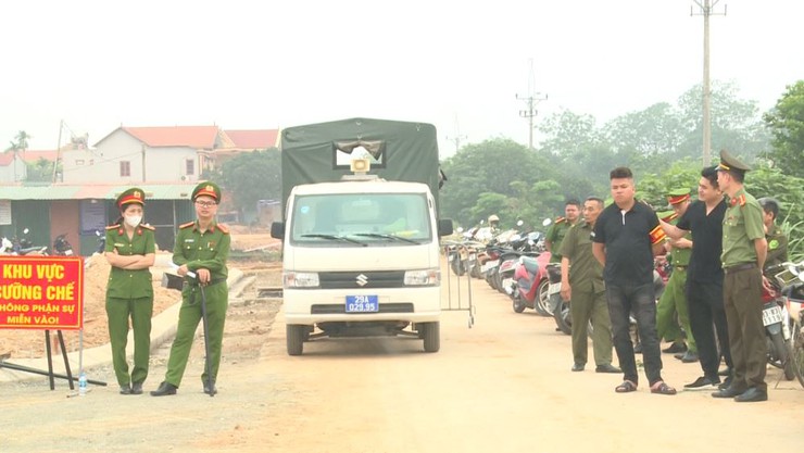 Cưỡng chế thu hồi đất đối với các hộ gia đình, cá nhân có đất thuộc phạm vi thu hồi tại dự án xây dựng hạ tầng kỹ thuật đấu giá khu Ải Bắc và Nam Võng Ngoại, xã Phúc Lộc- Ảnh 4.