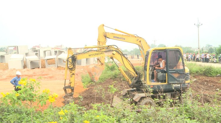 Cưỡng chế thu hồi đất đối với các hộ gia đình, cá nhân có đất thuộc phạm vi thu hồi tại dự án xây dựng hạ tầng kỹ thuật đấu giá khu Ải Bắc và Nam Võng Ngoại, xã Phúc Lộc- Ảnh 6.