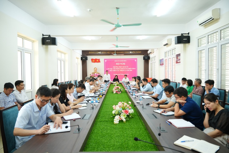 Thường trực Đảng ủy xã Phù Đổng làm việc với Phòng Kinh tế về triển khai các nhiệm vụ trọng tâm năm 2026- Ảnh 1.