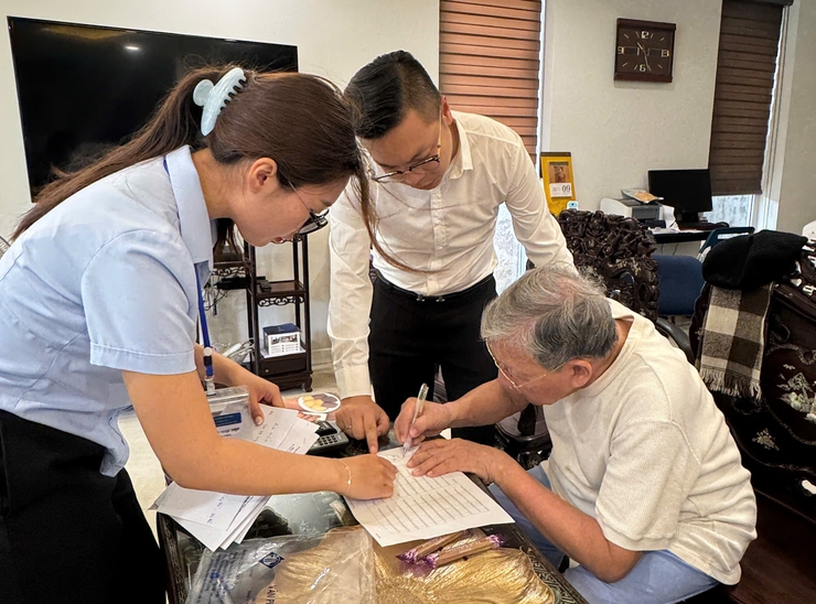 Hành chính không khoảng cách: Hỗ trợ tận nhà cho người cao tuổi- Ảnh 1.