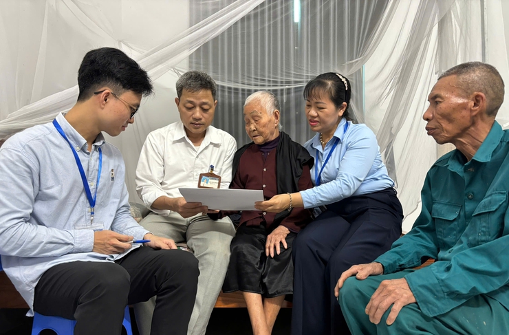 Chứng thực chữ ký tại nhà cho cụ bà 99 tuổi: Hành chính công gần dân, vì dân phục vụ- Ảnh 1.