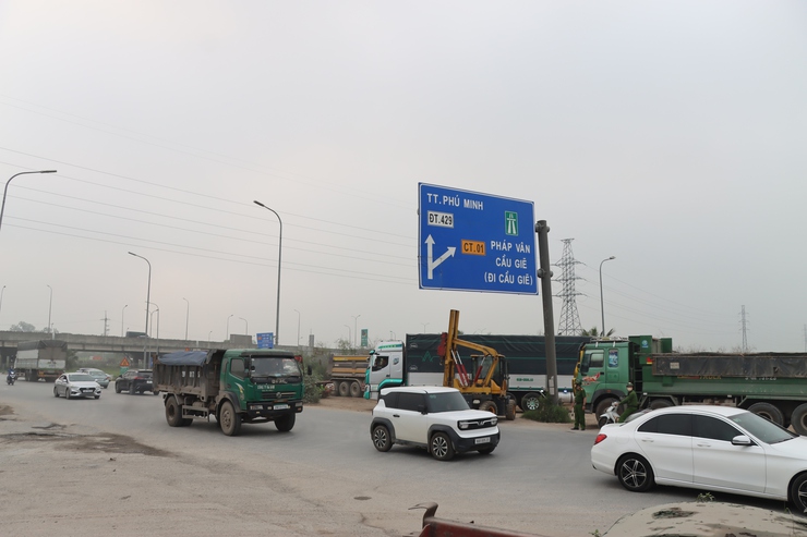 Xã Phú Xuyên: Triển khai lắp đặt rào chắn xử lý điểm nghẽn phức tạp về trật tự đô thị, an toàn giao thông tại nút giao Vạn Điểm- Ảnh 1.