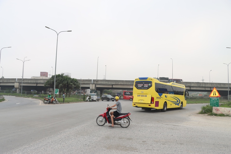 Xã Phú Xuyên: Triển khai lắp đặt rào chắn xử lý điểm nghẽn phức tạp về trật tự đô thị, an toàn giao thông tại nút giao Vạn Điểm- Ảnh 3.