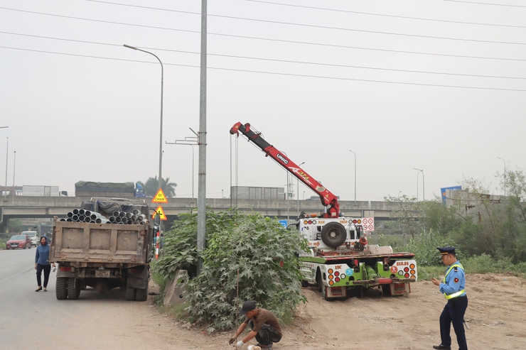 Xã Phú Xuyên: Triển khai lắp đặt rào chắn xử lý điểm nghẽn phức tạp về trật tự đô thị, an toàn giao thông tại nút giao Vạn Điểm- Ảnh 4.