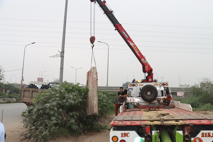 Xã Phú Xuyên: Triển khai lắp đặt rào chắn xử lý điểm nghẽn phức tạp về trật tự đô thị, an toàn giao thông tại nút giao Vạn Điểm- Ảnh 5.