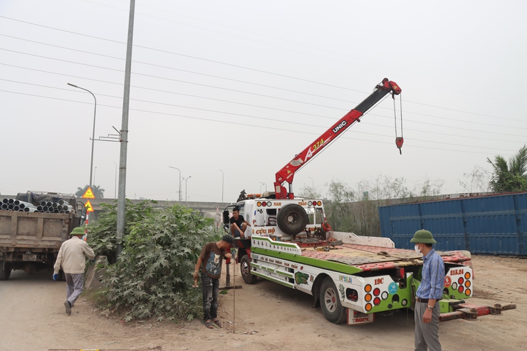 Xã Phú Xuyên: Triển khai lắp đặt rào chắn xử lý điểm nghẽn phức tạp về trật tự đô thị, an toàn giao thông tại nút giao Vạn Điểm- Ảnh 6.