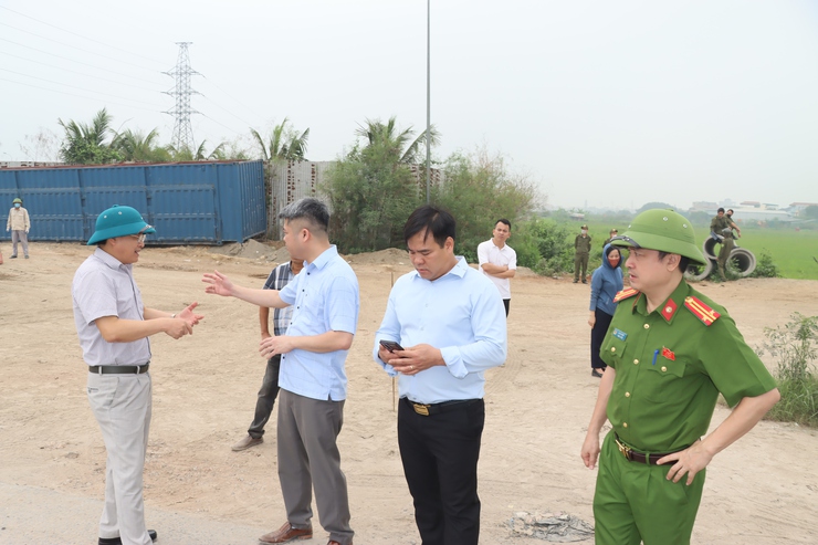 Xã Phú Xuyên: Triển khai lắp đặt rào chắn xử lý điểm nghẽn phức tạp về trật tự đô thị, an toàn giao thông tại nút giao Vạn Điểm- Ảnh 2.