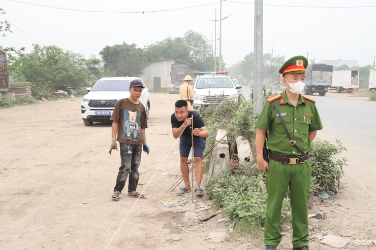 Xã Phú Xuyên: Triển khai lắp đặt rào chắn xử lý điểm nghẽn phức tạp về trật tự đô thị, an toàn giao thông tại nút giao Vạn Điểm- Ảnh 7.