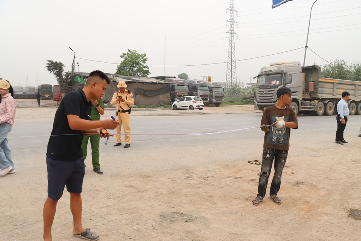 Xã Phú Xuyên: Triển khai lắp đặt rào chắn xử lý điểm nghẽn phức tạp về trật tự đô thị, an toàn giao thông tại nút giao Vạn Điểm- Ảnh 8.