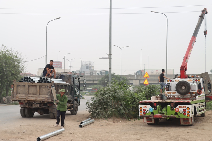 Xã Phú Xuyên: Triển khai lắp đặt rào chắn xử lý điểm nghẽn phức tạp về trật tự đô thị, an toàn giao thông tại nút giao Vạn Điểm- Ảnh 9.