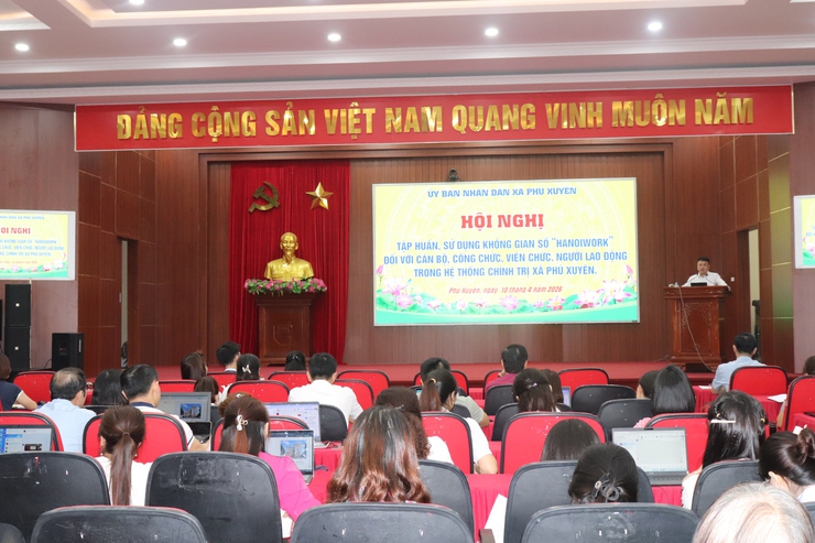 Xã Phú Xuyên tập huấn sử dụng không gian làm việc số “HanoiWork” cho cán bộ, công chức, viên chức- Ảnh 2.