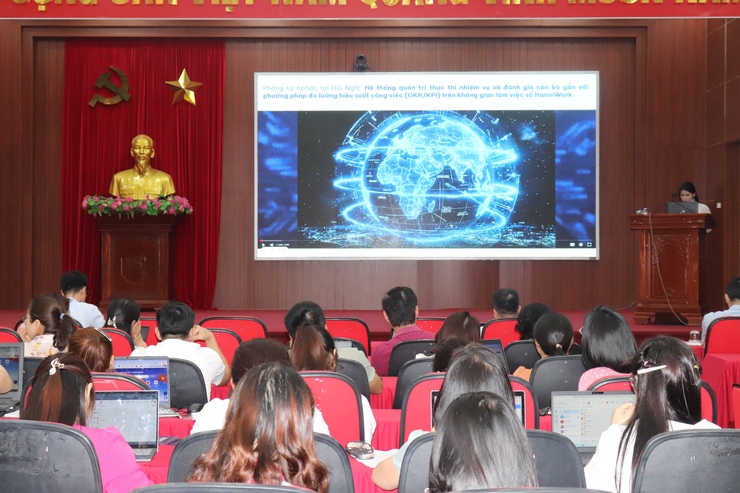 Xã Phú Xuyên tập huấn sử dụng không gian làm việc số “HanoiWork” cho cán bộ, công chức, viên chức- Ảnh 5.