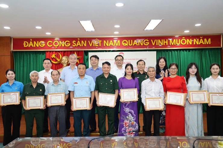 Ủy ban MTTQ Việt Nam phường Yên Sở trao tặng cho 22 tập thể và 37 cá nhân đã có thành tích xuất sắc...- Ảnh 4.