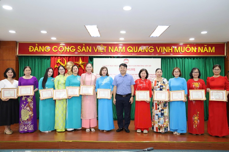 Ủy ban MTTQ Việt Nam phường Yên Sở trao tặng cho 22 tập thể và 37 cá nhân đã có thành tích xuất sắc...- Ảnh 6.