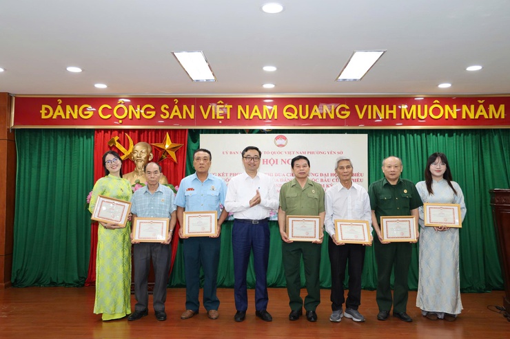 Ủy ban MTTQ Việt Nam phường Yên Sở trao tặng cho 22 tập thể và 37 cá nhân đã có thành tích xuất sắc...- Ảnh 5.