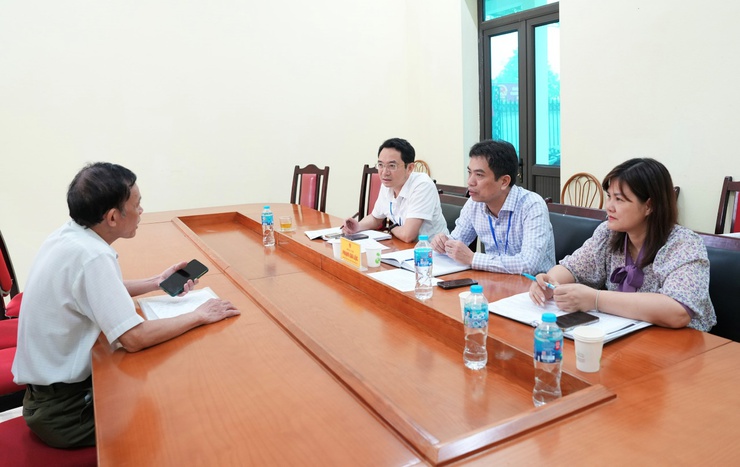 Đồng chí Phạm Gia Lộc - Phó Bí thư Đảng ủy, Chủ tịch UBND xã Sơn Đồng tiếp công dân- Ảnh 1.