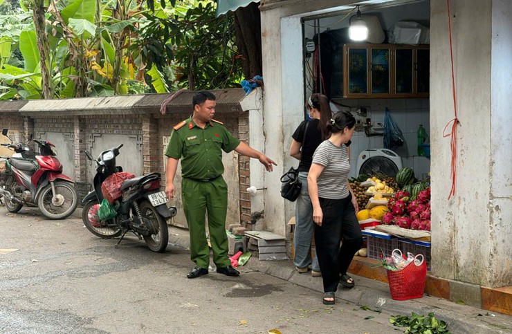 Bát Tràng tăng cường giải tỏa chợ cóc, xử lý lấn chiếm lòng đường, vỉa hè- Ảnh 4.
