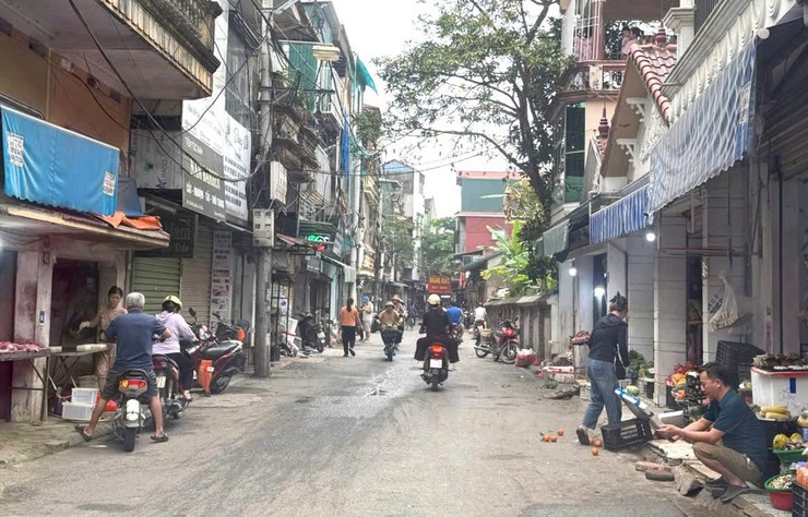 Bát Tràng tăng cường giải tỏa chợ cóc, xử lý lấn chiếm lòng đường, vỉa hè- Ảnh 5.