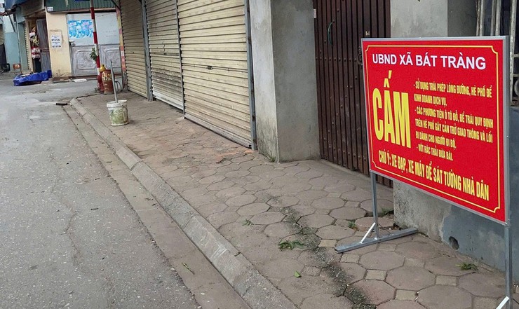 Bát Tràng tăng cường giải tỏa chợ cóc, xử lý lấn chiếm lòng đường, vỉa hè- Ảnh 2.