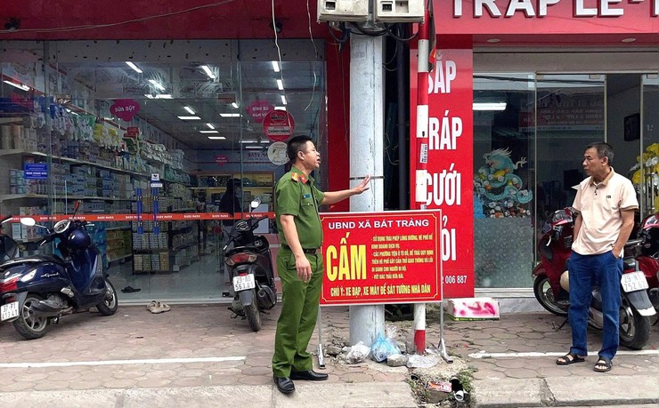 Bát Tràng tăng cường giải tỏa chợ cóc, xử lý lấn chiếm lòng đường, vỉa hè- Ảnh 1.
