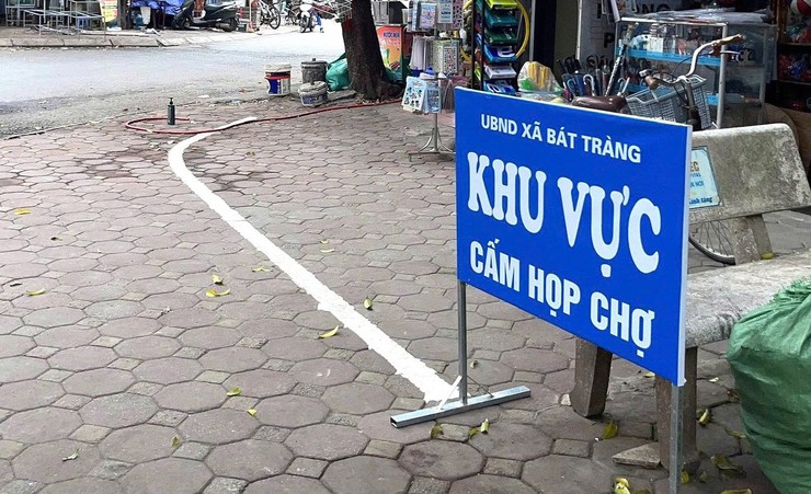 Bát Tràng tăng cường giải tỏa chợ cóc, xử lý lấn chiếm lòng đường, vỉa hè- Ảnh 3.