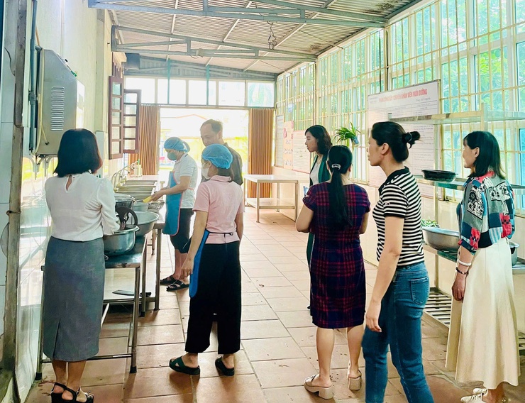 Kiểm tra công tác an toàn thực phẩm tại trường mầm non và tiểu học Quang Trung- Ảnh 1.