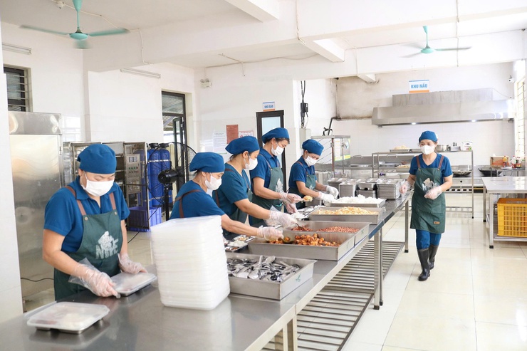 Kiểm tra đột xuất công tác bảo đảm an toàn thực phẩm tại bếp ăn bán trú Trường Tiểu học Quảng Bị- Ảnh 2.