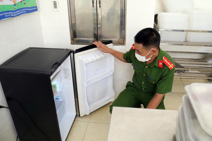 Kiểm tra đột xuất công tác bảo đảm an toàn thực phẩm tại bếp ăn bán trú Trường Tiểu học Quảng Bị- Ảnh 1.