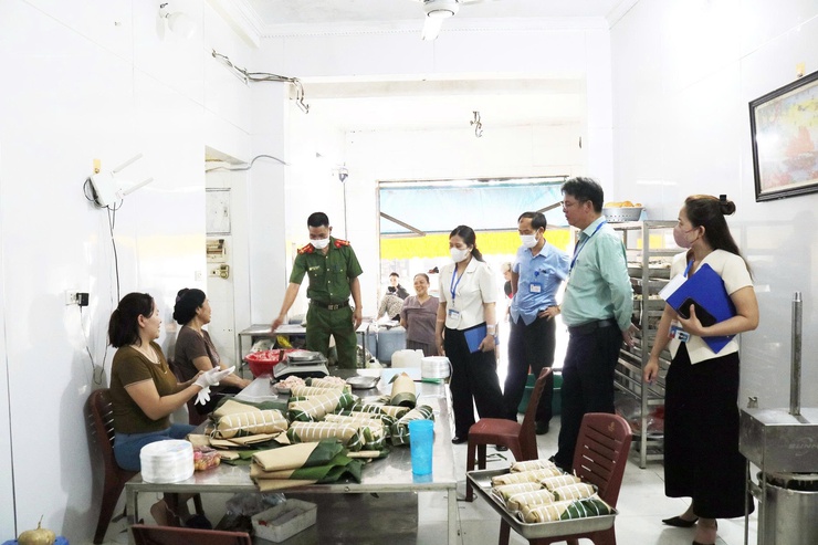 Kiểm tra đột xuất công tác bảo đảm an toàn thực phẩm tại bếp ăn bán trú Trường Tiểu học Quảng Bị- Ảnh 4.