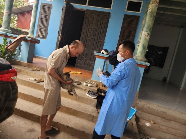 Trung tâm Dịch vụ tổng hợp xã Hòa Phú đã triển khai tổ chức tiêm phòng vắc xin cho đàn gia súc, gia cầm đợt 1 năm 2026- Ảnh 2.