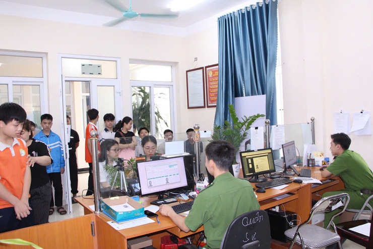 Công an xã Phú Nghĩa triển khai cấp căn cước và định danh điện tử cho công dân từ 6 đến 14 tuổi- Ảnh 1.