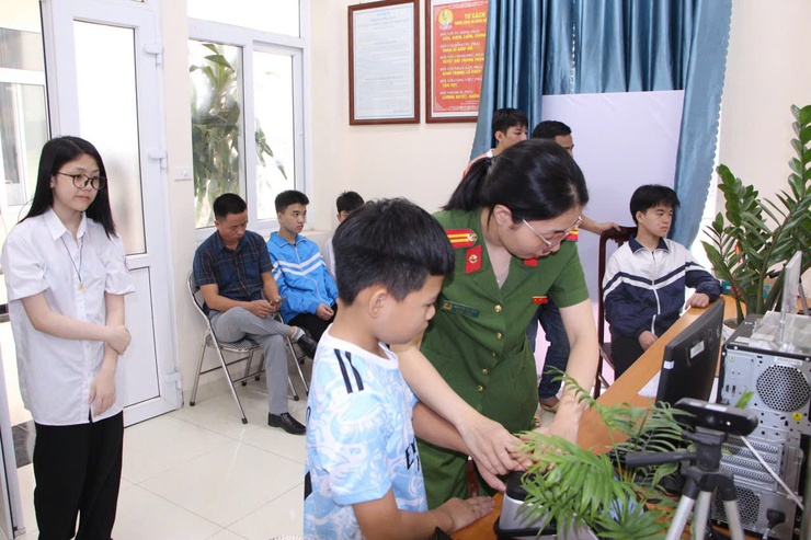 Công an xã Phú Nghĩa triển khai cấp căn cước và định danh điện tử cho công dân từ 6 đến 14 tuổi- Ảnh 2.