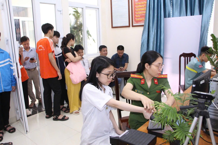 Công an xã Phú Nghĩa triển khai cấp căn cước và định danh điện tử cho công dân từ 6 đến 14 tuổi- Ảnh 5.