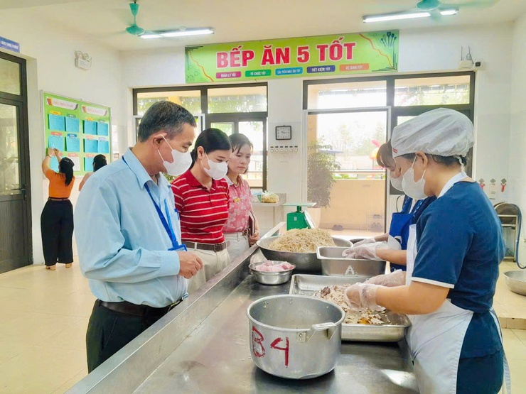 Xã Phú Nghĩa kiểm tra đột xuất công tác bảo đảm an toàn thực phẩm tại các bếp ăn bán trú trường học- Ảnh 3.