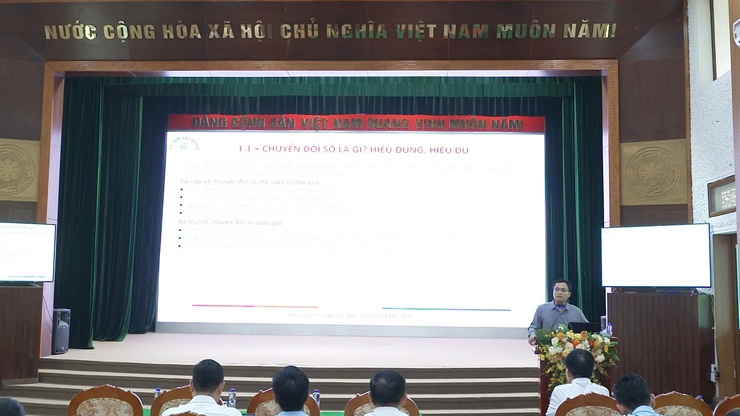 UBND xã Thư Lâm tổ chức Hội nghị tập huấn, bồi dưỡng kỹ năng ứng dụng trí tuệ nhân tạo, chuyển đổi số cho cán bộ,  công chức, viên chức xã Thư Lâm.- Ảnh 5.