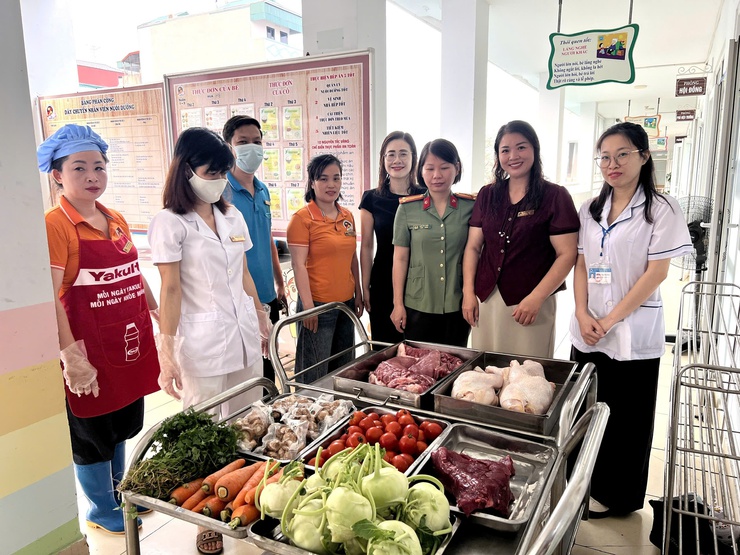 Tăng cường thực hiện các quy định về an toàn thực phẩm tại các bếp ăn tập thể, cơ sở cung cấp suất ăn cho nhà trường trên địa bàn phường Phú Lương- Ảnh 1.