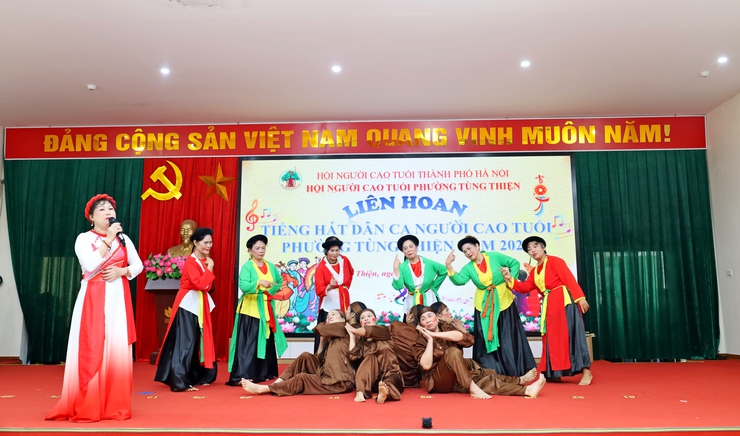 Sôi nổi Liên hoan tiếng hát dân ca Người cao tuổi phường Tùng Thiện năm 2026- Ảnh 15.