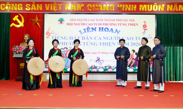 Sôi nổi Liên hoan tiếng hát dân ca Người cao tuổi phường Tùng Thiện năm 2026- Ảnh 13.