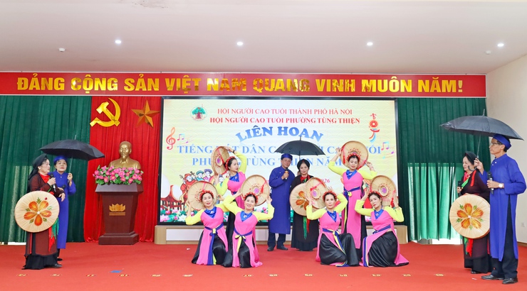 Sôi nổi Liên hoan tiếng hát dân ca Người cao tuổi phường Tùng Thiện năm 2026- Ảnh 12.